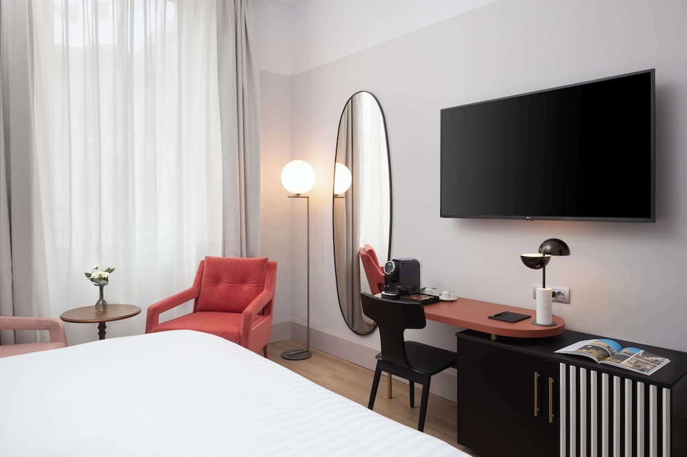 DELUXE, KING BED