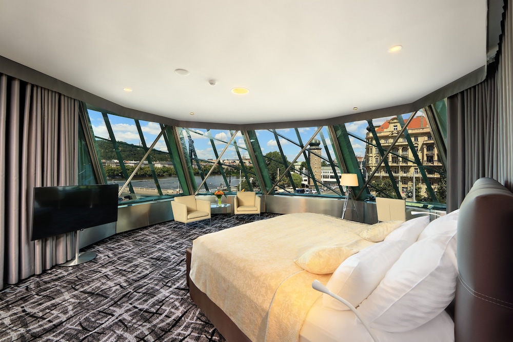 DANCING HOUSE HOTEL 41/75