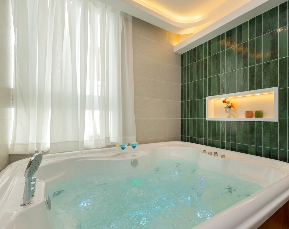 Ngoc Hanh Beach Hotel 46/75