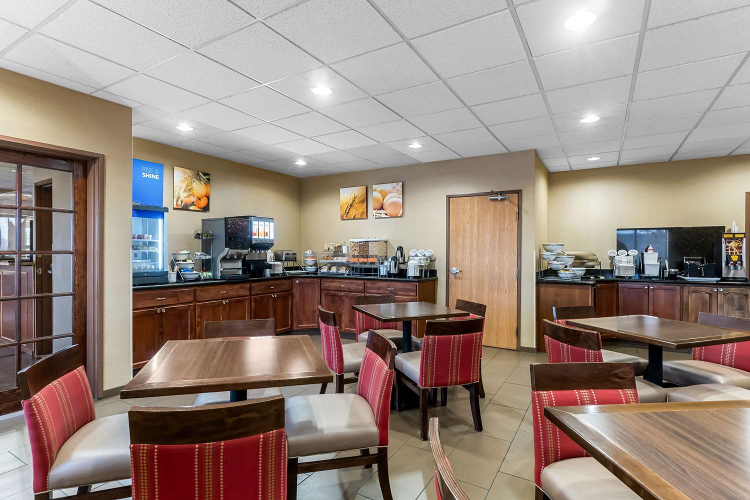 Comfort Inn & Suites Near University Of Wyoming 34/40