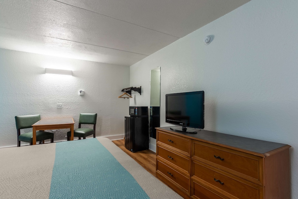 غرفة ديلوكس بسرير كينج، Motel6 North Little Rock, AR - McCain 7/10