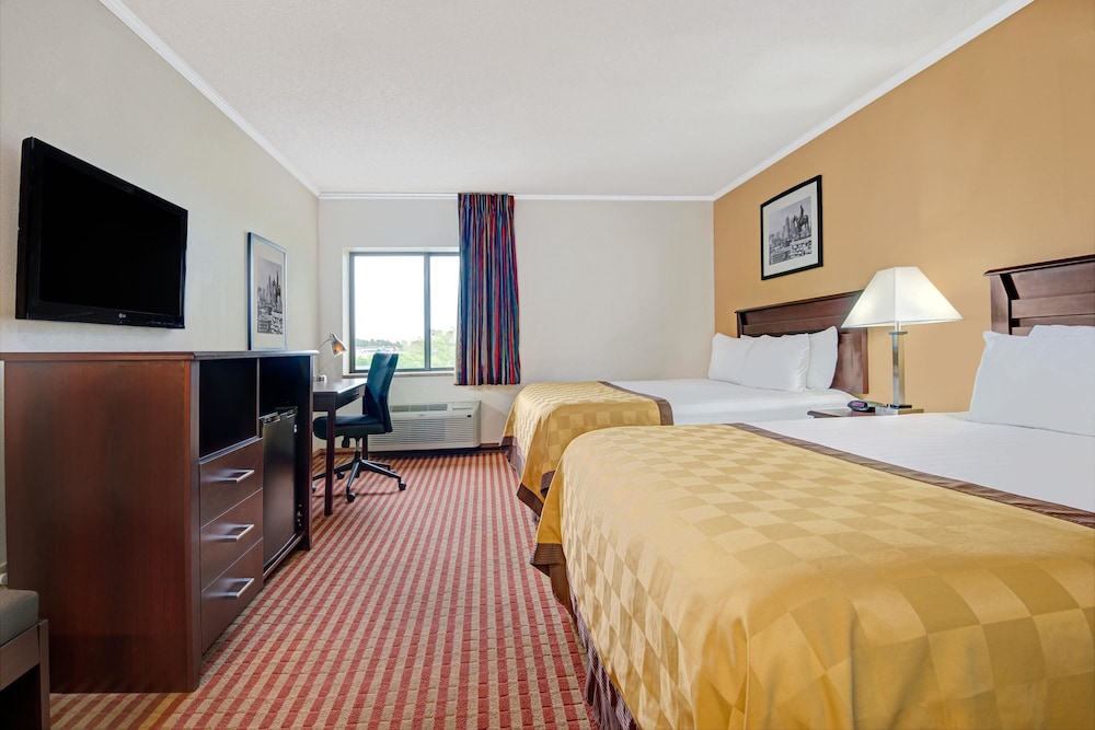 Days Inn & Suites By Wyndham Kansas City South 5/43