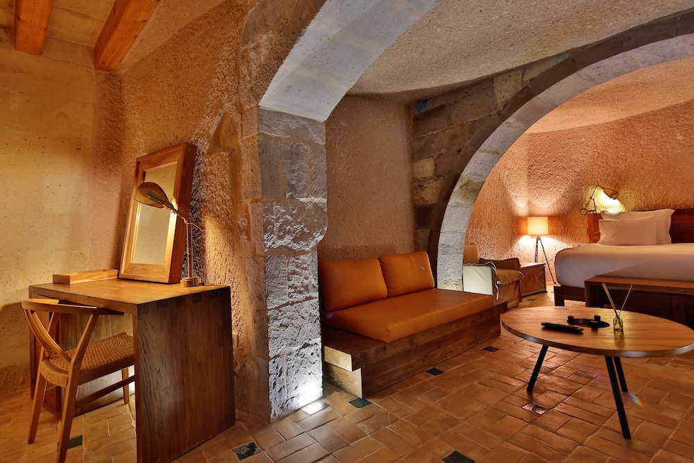 MILLSTONE CAVE SUITES 40/77
