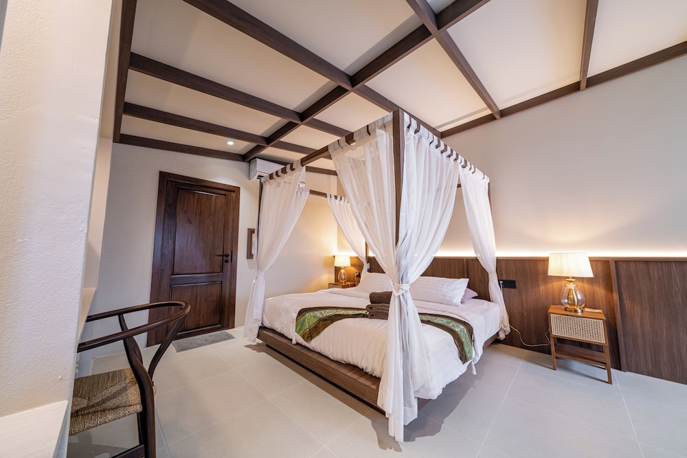 Boutique, King Bed, River View