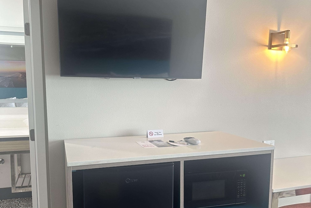 Super 8 by Wyndham Oceanside Downtown 39/50