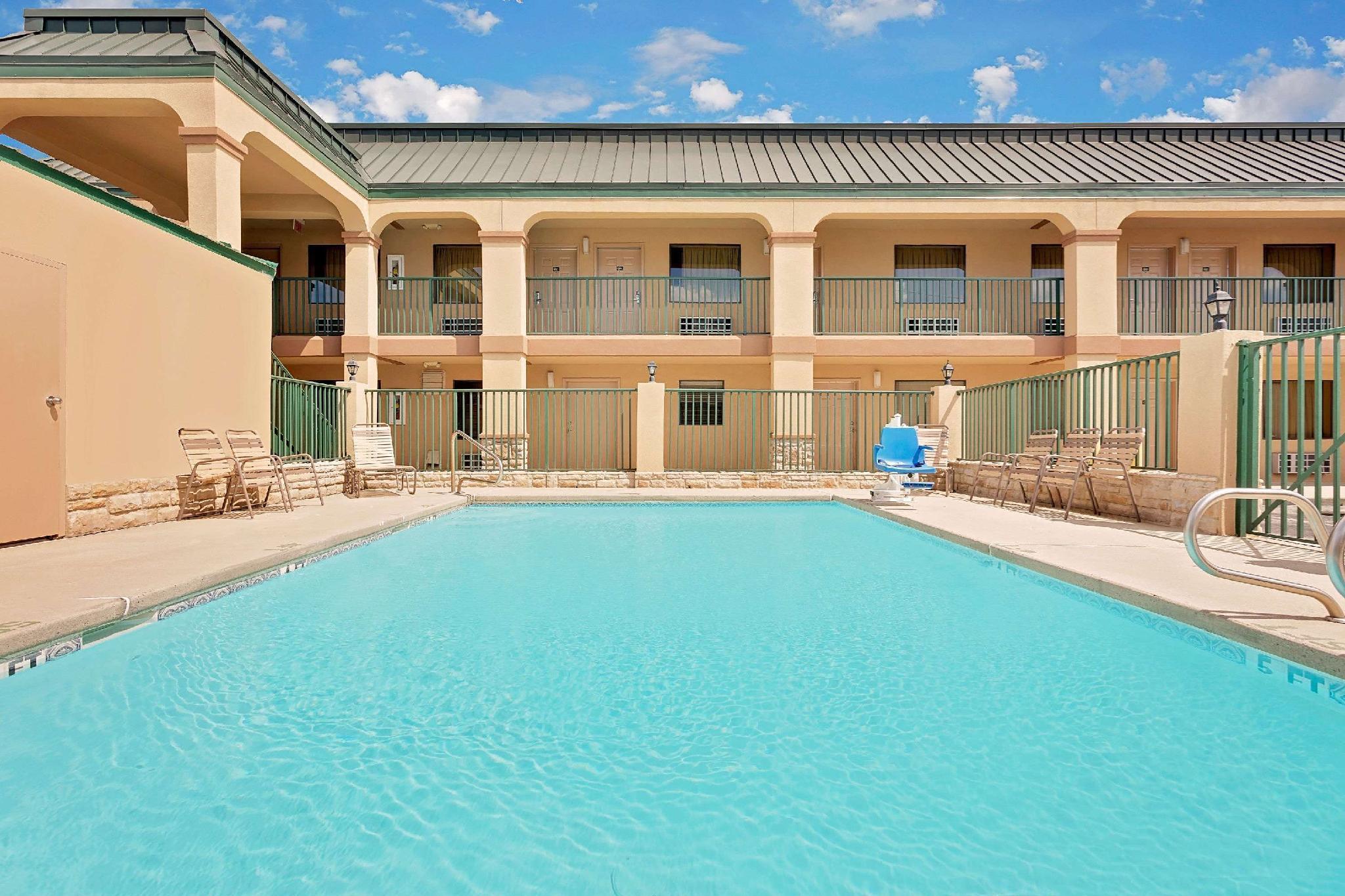 Super 8 by Wyndham Byron/South Macon 24/27