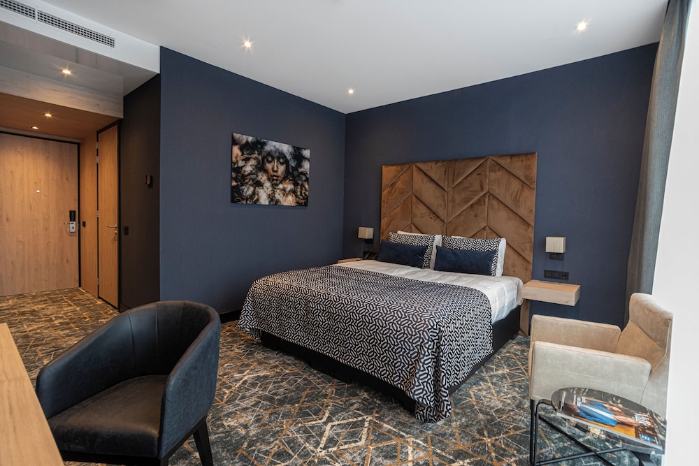 Van Der Valk Almere 7/49