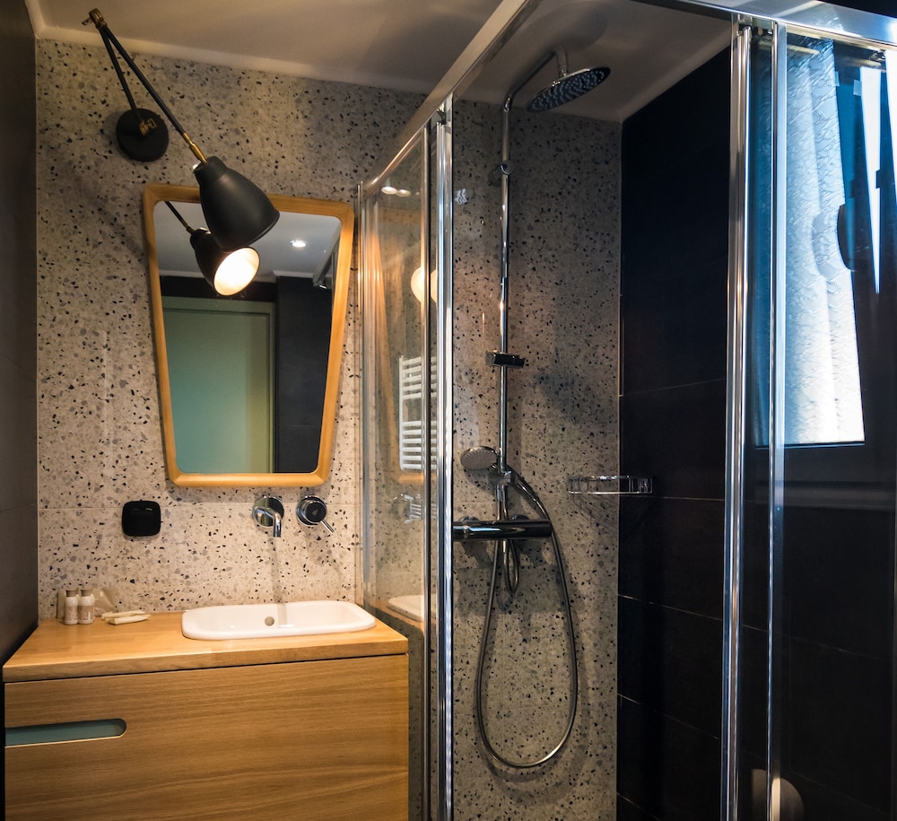Deluxe, Suite, 1 Single and 2 Double Beds, Sofa