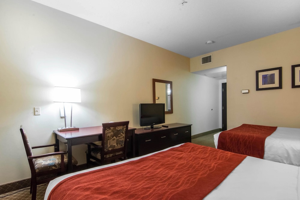 Basement, 2 Queen Beds، Comfort Inn & Suites Calgary Airport - South 5/7