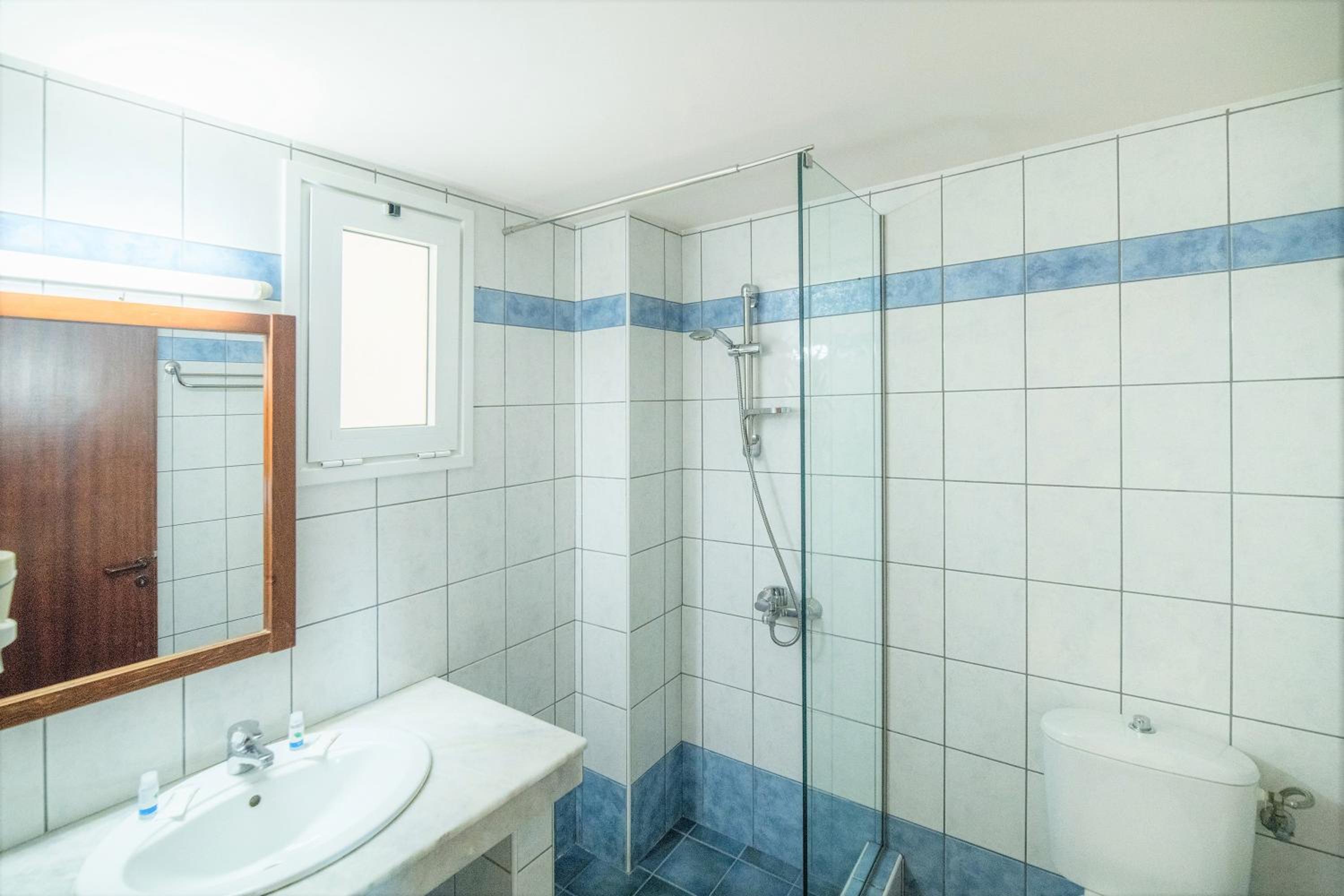غرفة ثلاثية، Semiramis Village 5/6
