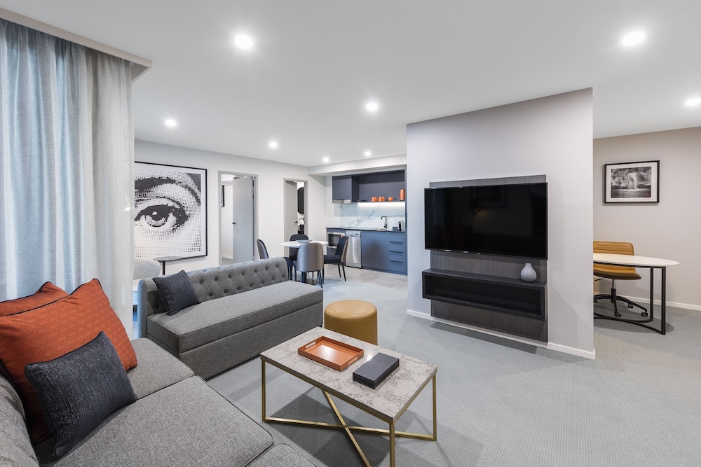 Deco Hotel Canberra 12/28