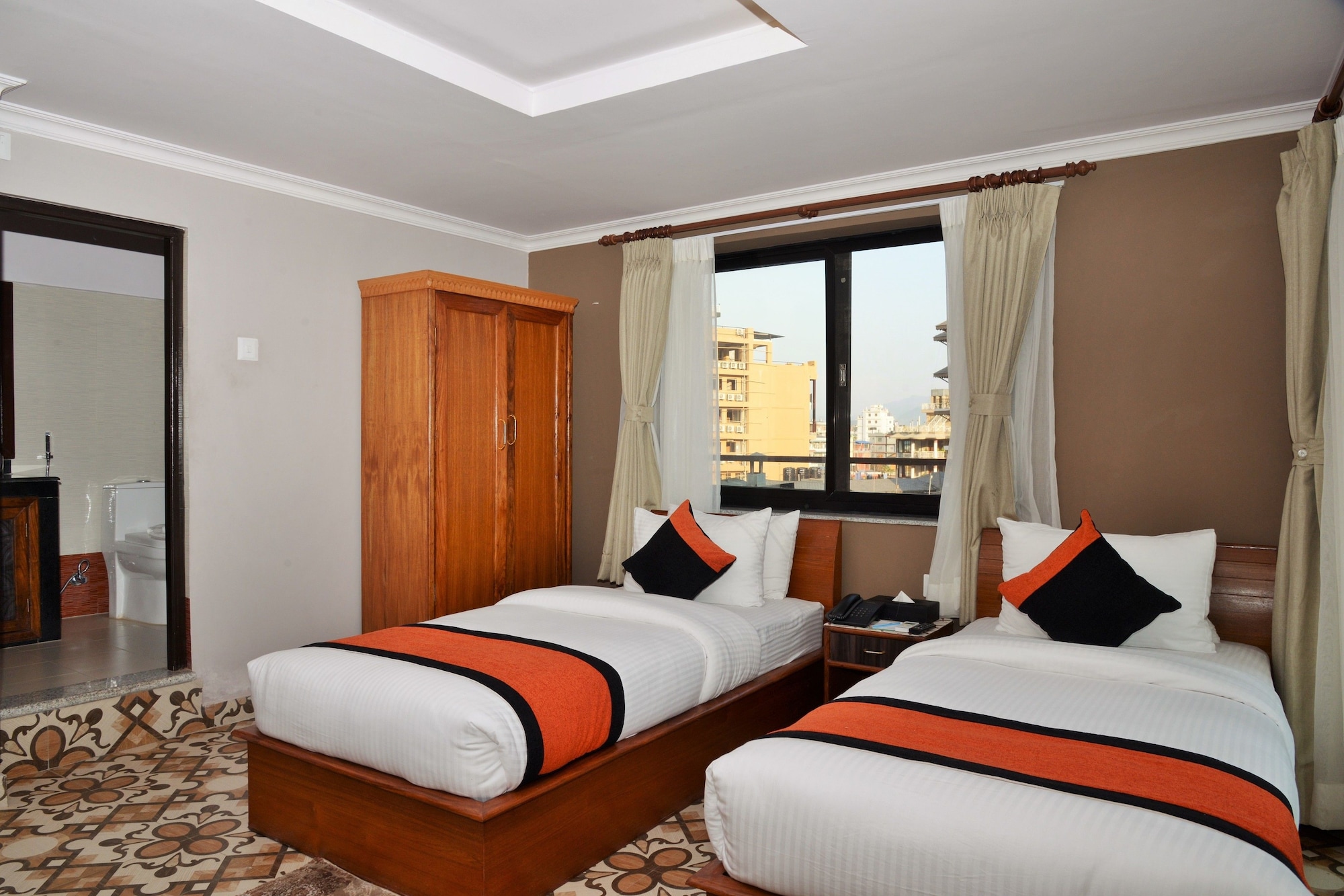 DELUXE, TWIN BEDS