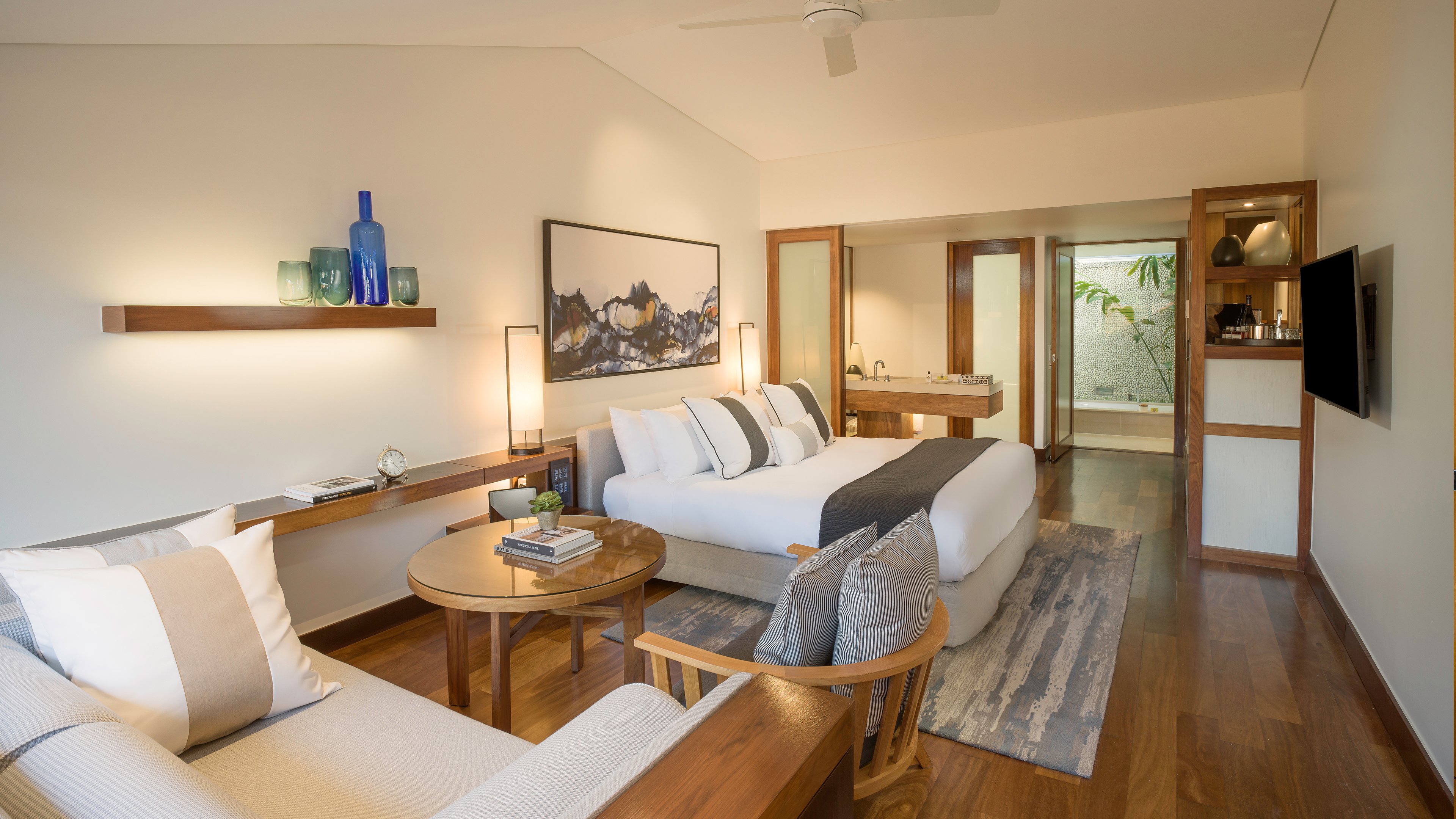 Retreat, Classic, King Bed, Courtyard View