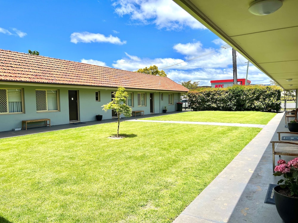 BATHURST MOTOR INN 54/59