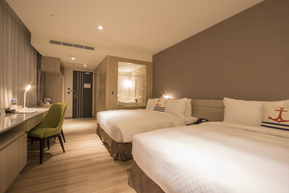 ROOM, QUADRUPLE, 2 QUEEN BEDS