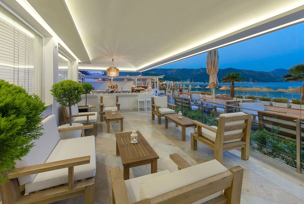 The Beachfront Hotel - Adults Only +16 35/49