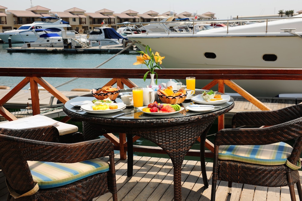 Al Bander Hotel & Resort 30/50