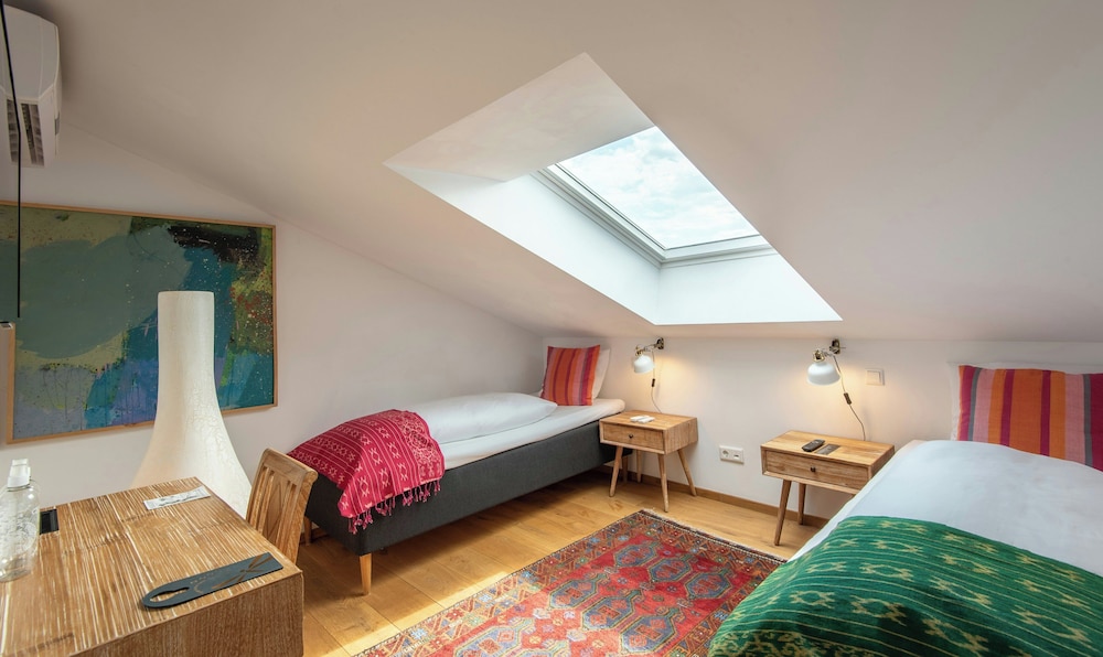 Economy, Queen Bed, ALTBERLIN 4/7