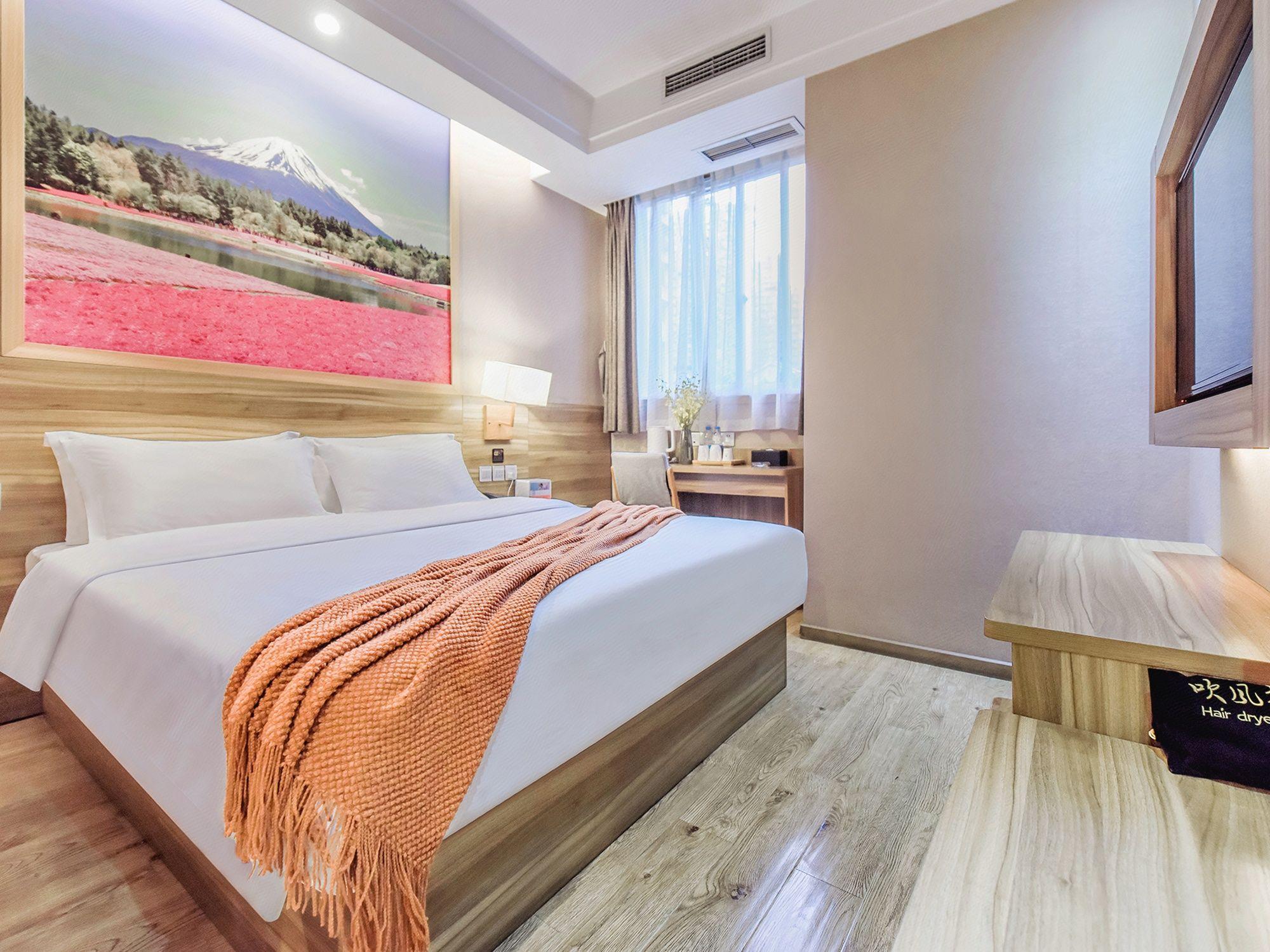 Seaman Hotel (Chongqing Jiazhou Hongqi Hegou Light Rail Station) 18/42