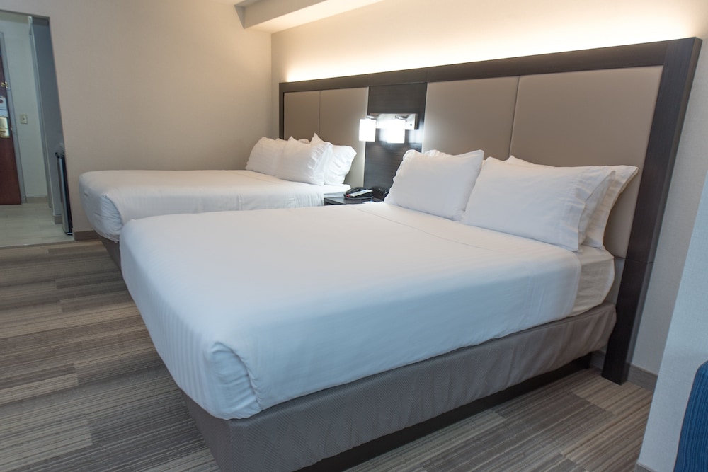 Holiday Inn Express & Suites North East (Erie I-90 Exit 41) 10/60