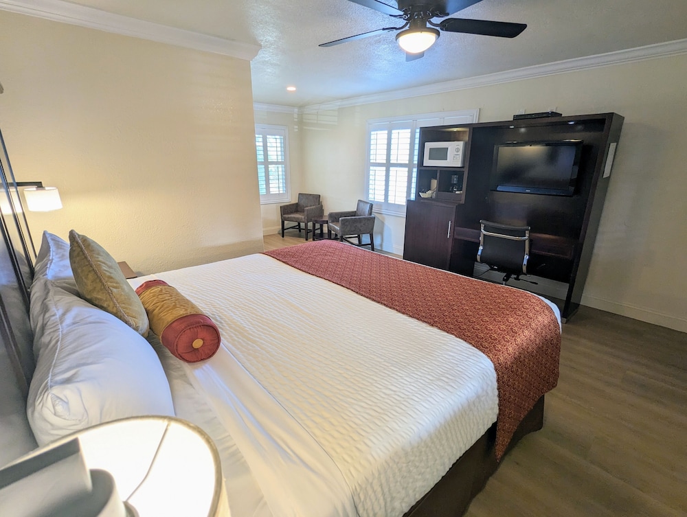 غرفة قياسية بسرير كينج، Clarion Collection Hotel Pacific Grove - Monterey 2/4