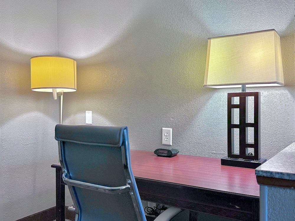 Economy Inn Suites Cedar Rapids 42/50