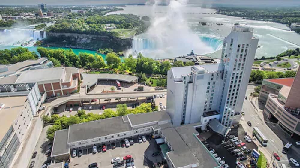 The Oakes Hotel Overlooking the Falls 33/39