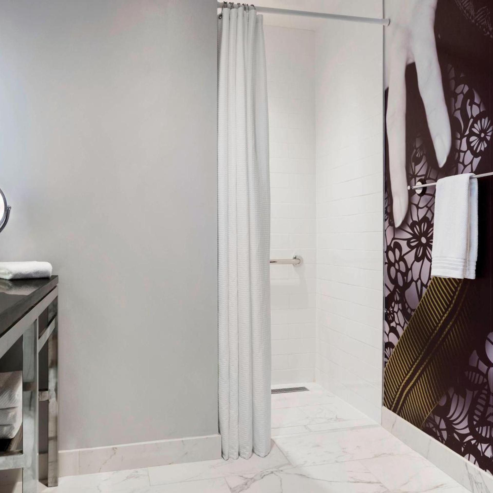 Room, King or Double Bed, Renaissance Cincinnati Downtown Hotel 6/6