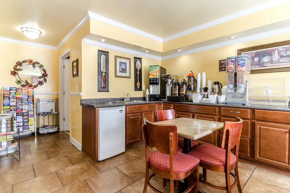 Rodeway Inn & Suites Jacksonville Near Camp Lejeune 38/51