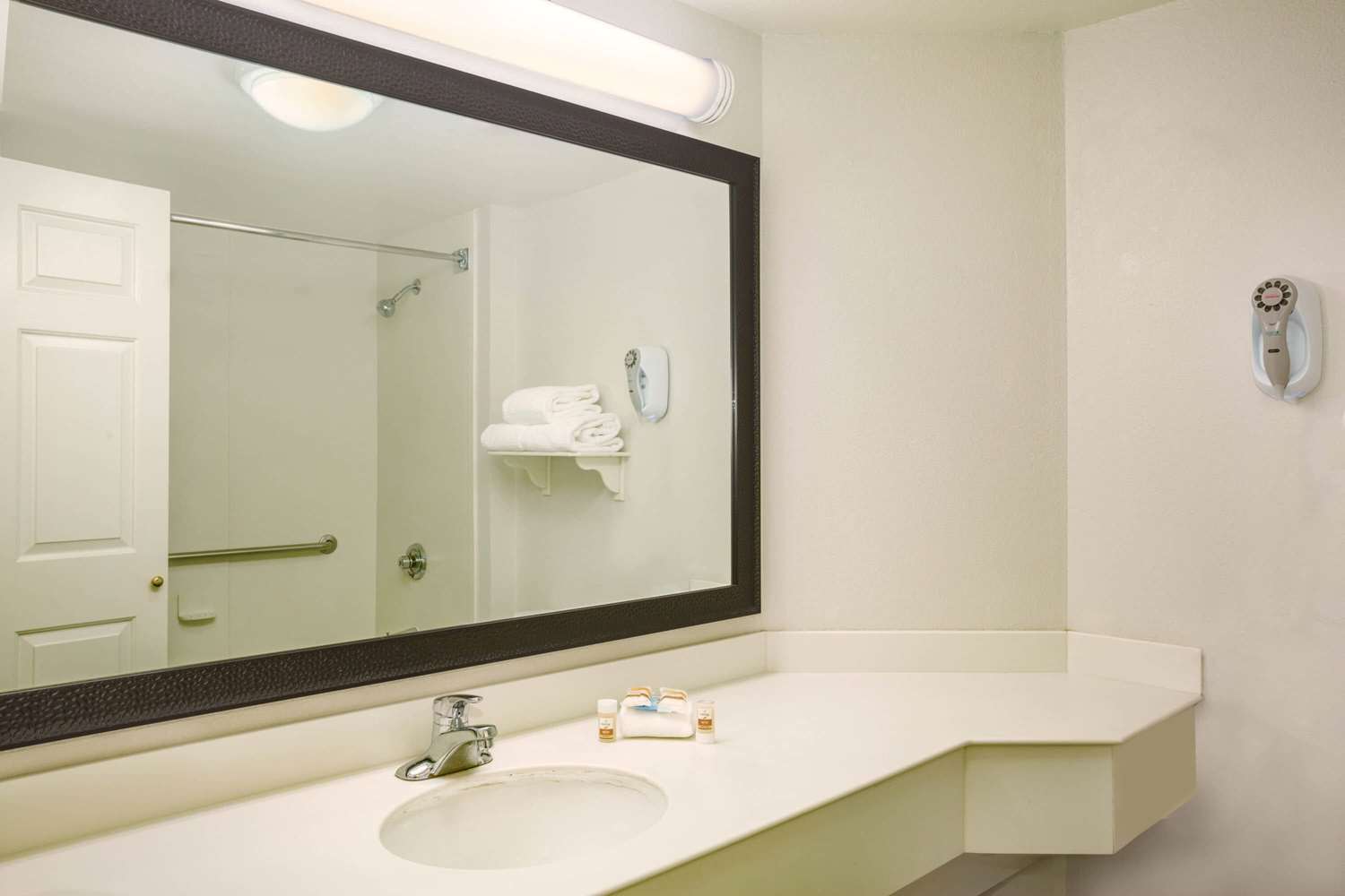 La Quinta Inn Suites St Louis Westport 46/49
