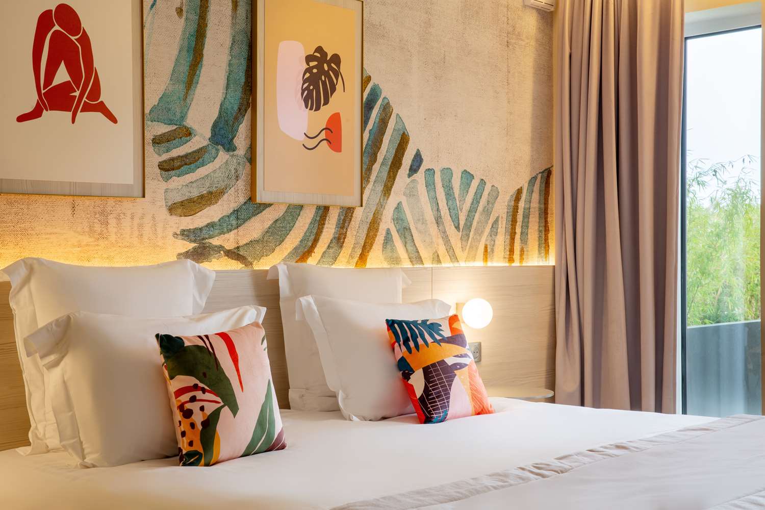 Deluxe, King Bed, Garden Floor