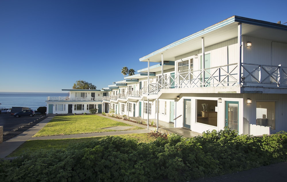Tides Oceanview Inn & Cottages 6/50