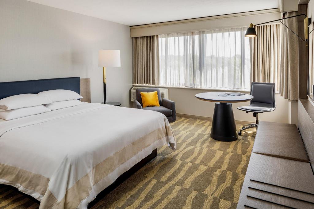 Sheraton, Guest Room, King Bed, Club Lounge Access