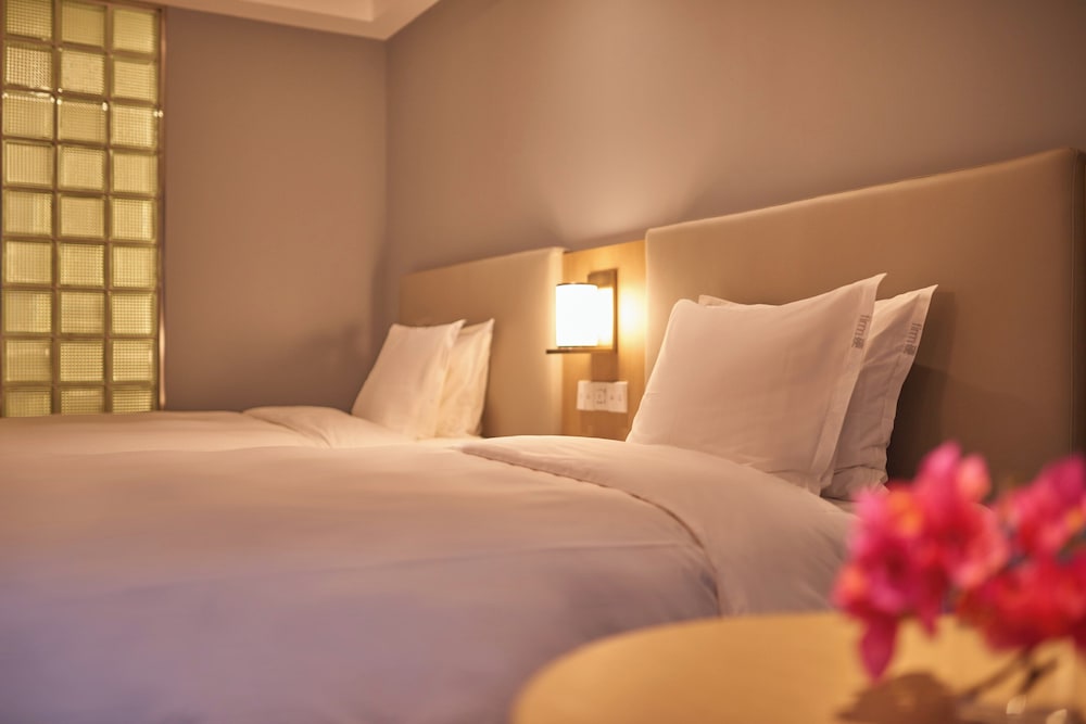 HOLIDAY INN EXPRESS ZHEJIANG QIANXIA LAKE 33/49