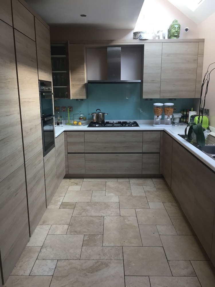 Edgware Bed and Breakfast 2/34