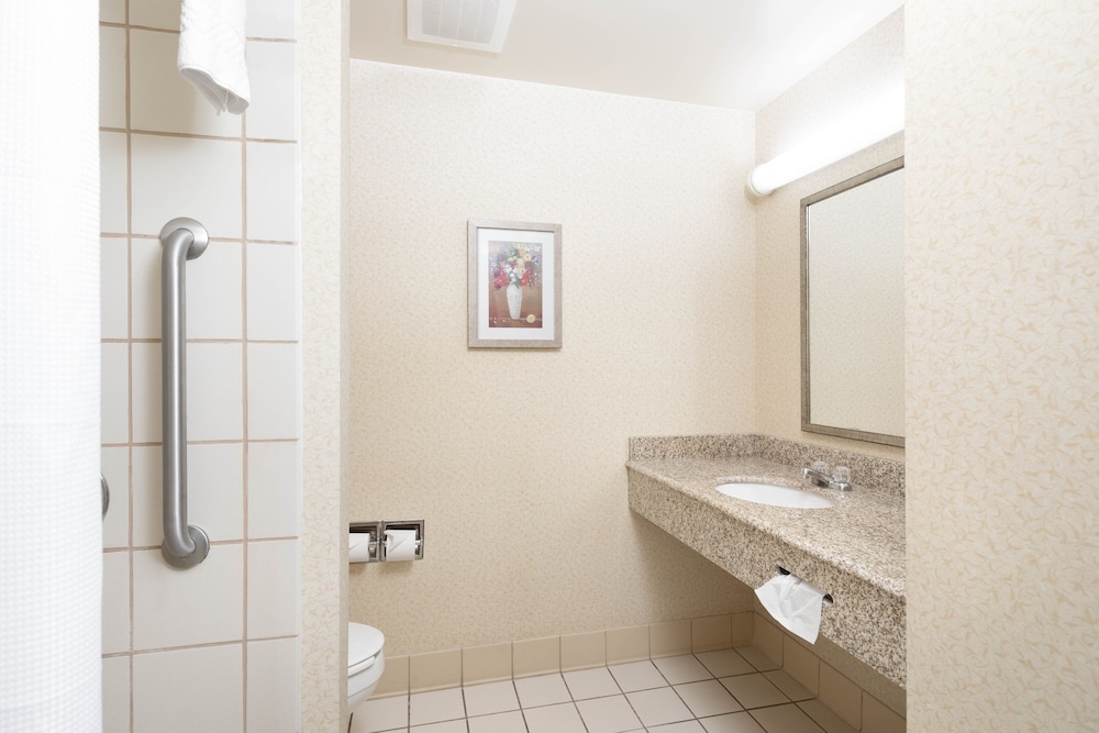 Fairfield Inn & Suites South Boston 17/68