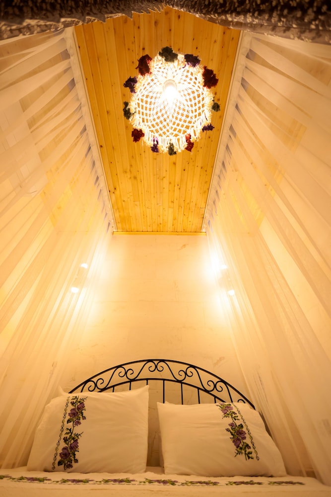 Astarte Hotel 24/50