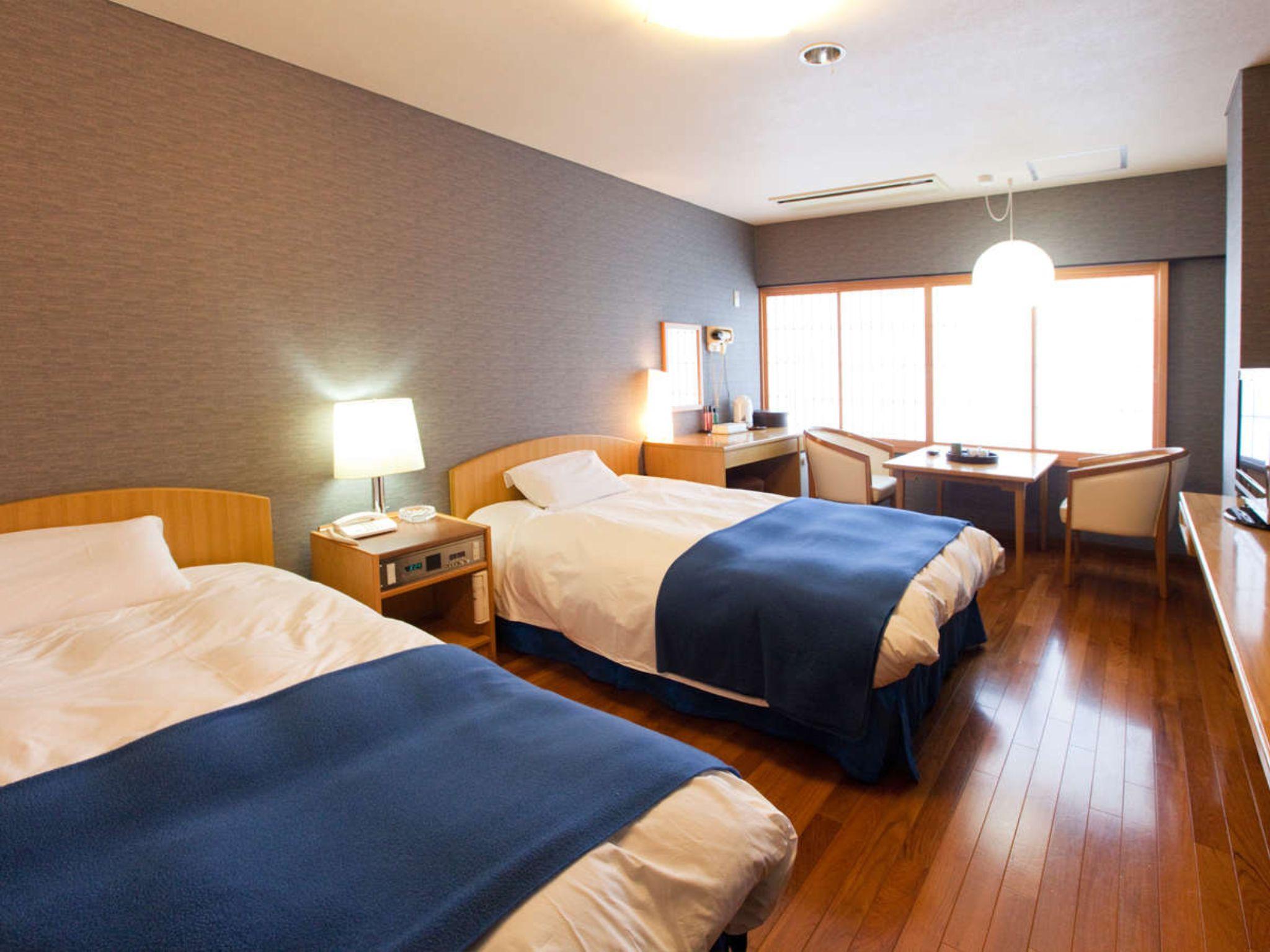 Room, Twin Beds, Smoking