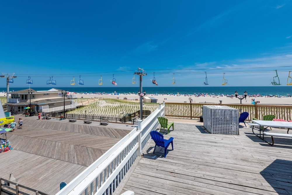 Boardwalk Hotel Charlee Beach House Rentals 41/50