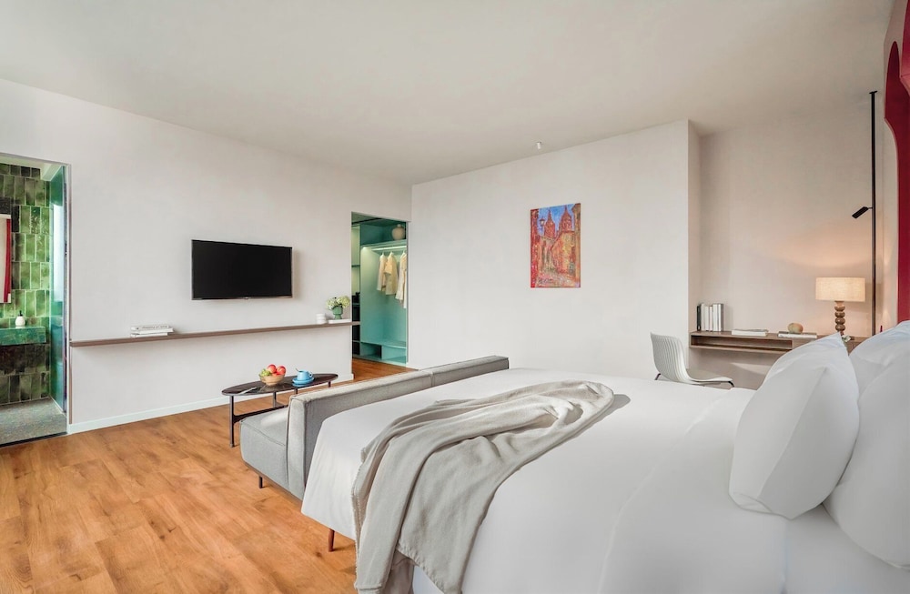 Retreat, Suite, King Bed, River View