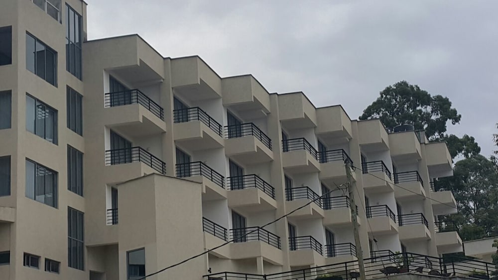 The Alps Hotel 4/36