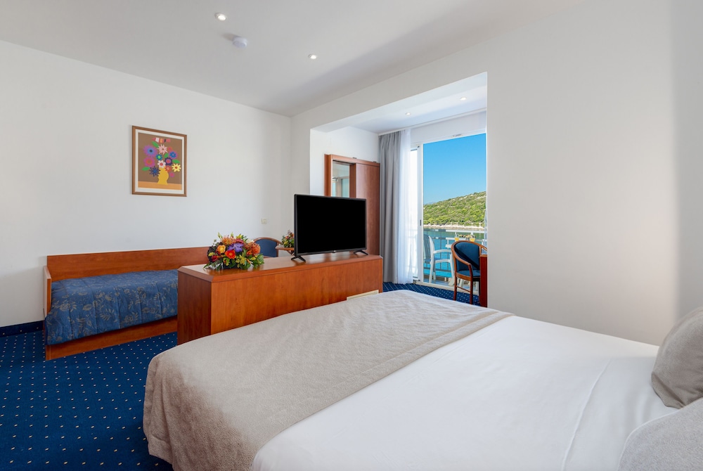 SUPERIOR, QUEEN BED, SEA VIEW, SOFA