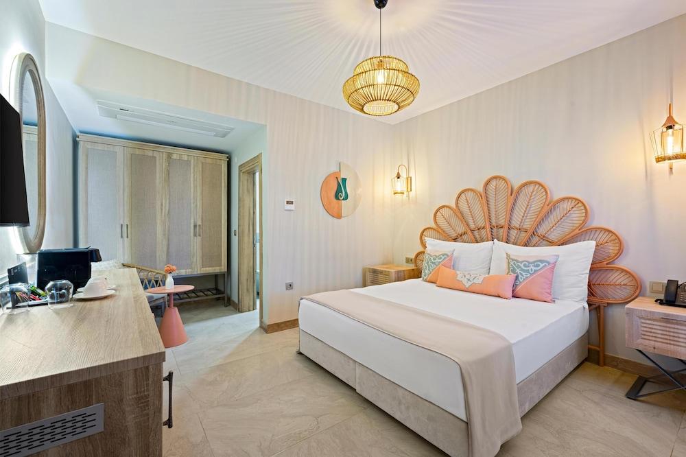 1 Bedroom, Standard, Double or Twin Bed, Pool View, Pool Side