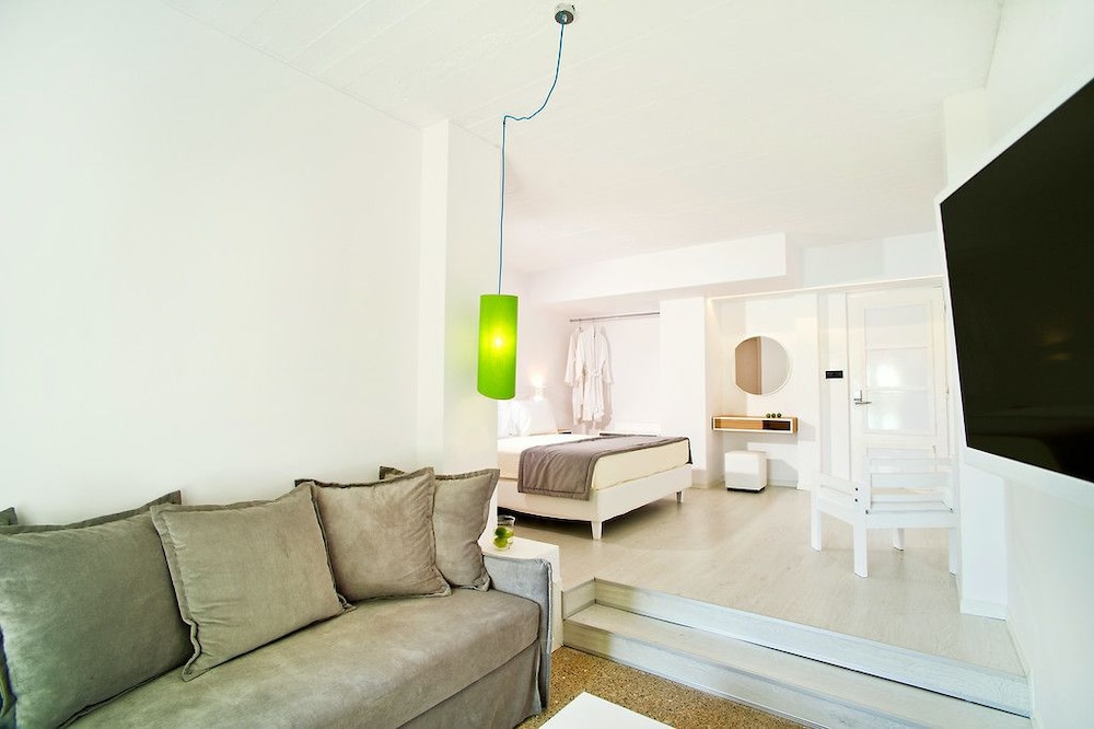 Marathon Beach Resort 56/72