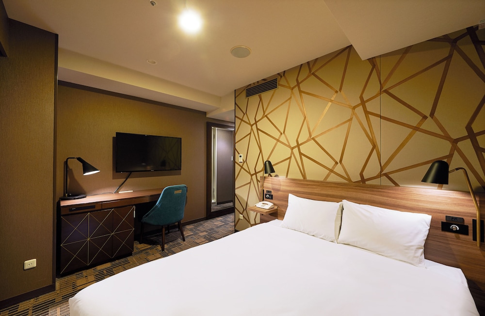 SUPERIOR, QUEEN BED