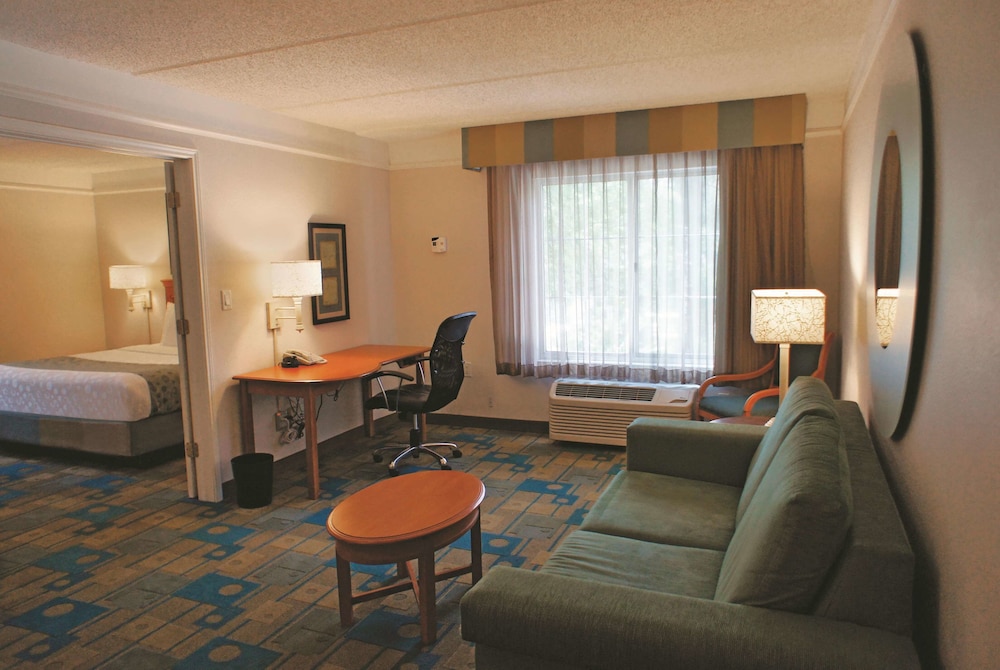 La Quinta Inn & Suites by Wyndham Houston Bush IAH South 28/46