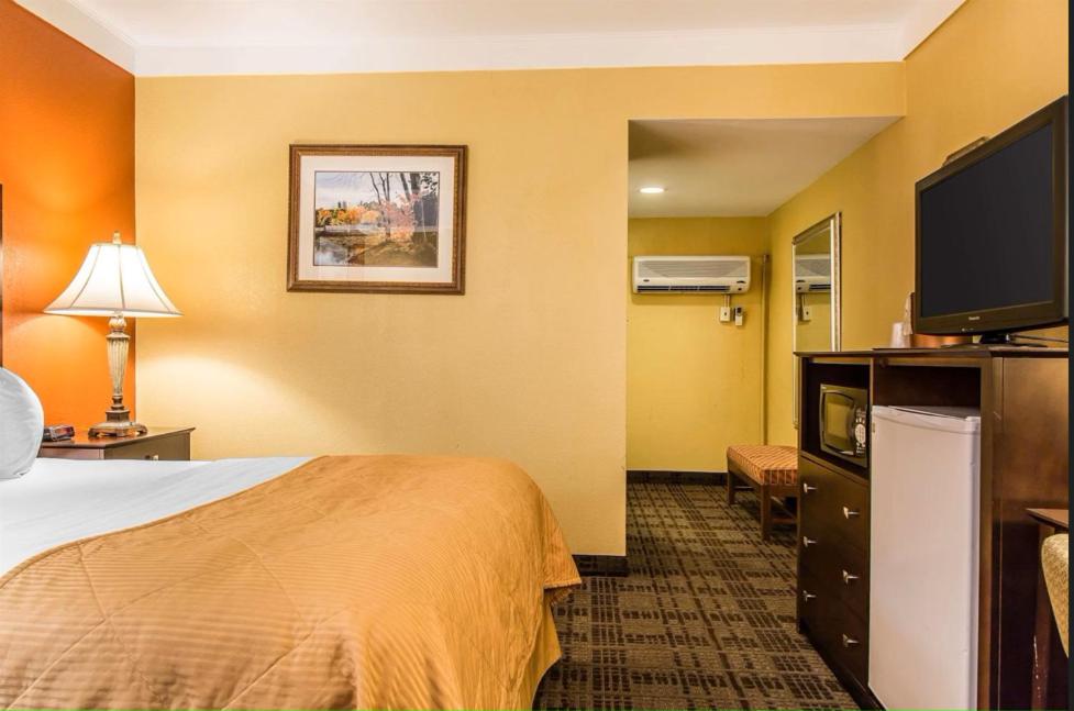 Hamden Hotel and Suites HAMDEN - NEW HAVEN 10/20