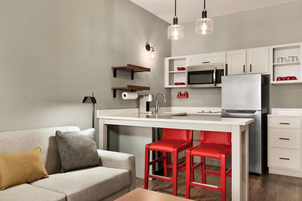 La Quinta Inn & Suites by Wyndham Mount Laurel / Moorestown 40/58
