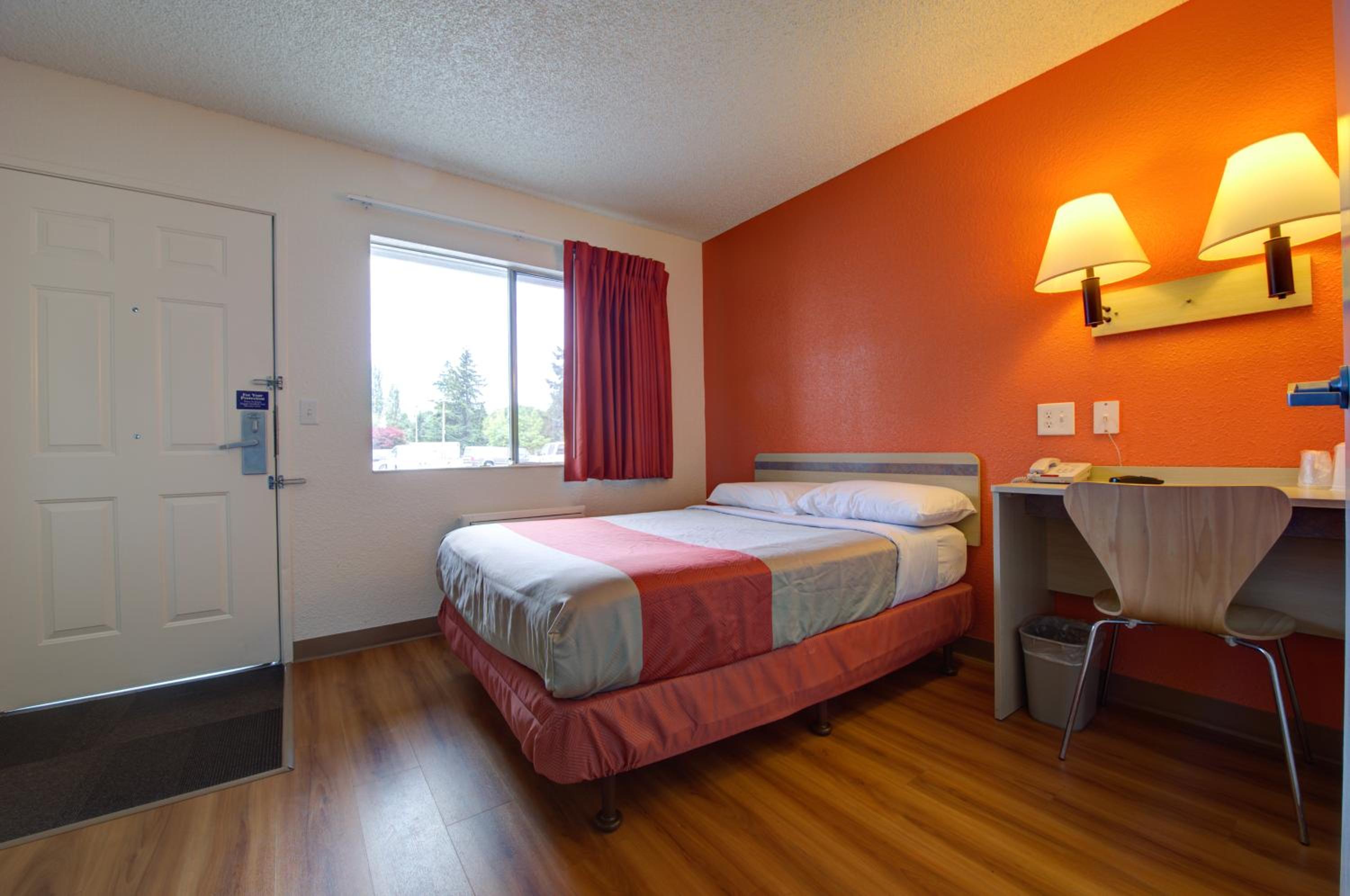 غرفة بسرير كوين للمدخنين، Motel6 Seattle, WA - Airport 7/10
