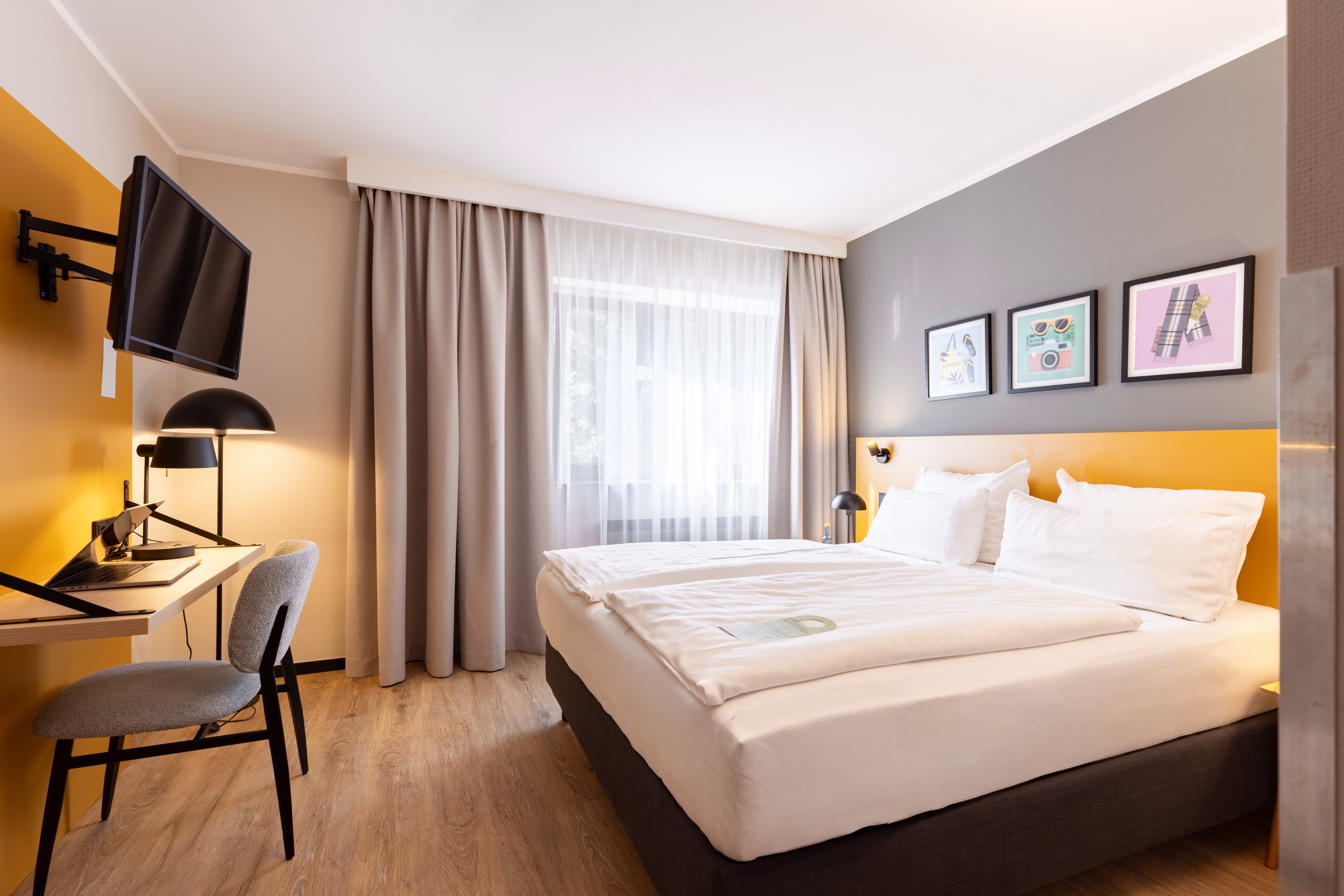 PREMIUM, QUEEN BED